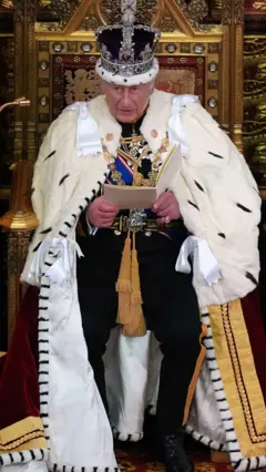 Карла III на троне читает речь