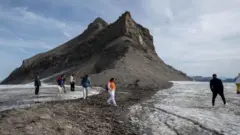 Alp dağlarının ətəyində insanlar