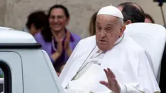 Francisco en el papamóvil en la plaza de San Pedro.