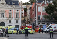 Policía y autos de equipos sanitarios en una plaza de Lisboa el 3 de septiembre de 2025