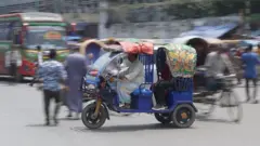ঢাকার রাস্তায় ব্যাটারিচালিত রিক্সা