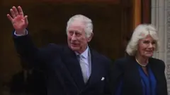 ba Charles III ati ọbabinrin Camilla n fi ile iwosan The London Clinic to wa ni Central London silẹ nibi tiba Charles ti gba itọju fun nnkan ọmọkunrin rẹ