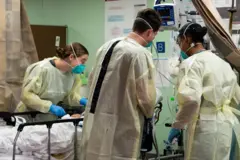 Personal médico con tapabocas atendiendo un paciente durante la pandemia por la covid