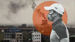 ရန်ကုန်မြို့က စက်ရုံတစ်ခုရဲ့ မီးခိုးခေါင်းတိုင်ကနေ မီးခိုးလုံးတွေ ကောင်းကင်ကို ထိုးတက်နေတဲ့မြင်ကွင်း၊ အထပ်မြင့်တိုက်အချို့နဲ့ အနောက်ဘက် ခပ်ဝေးဝေးမှာ မြစ်ကူးတံတား တစ်စင်းကို မြင်တွေ့ရ၊ ဓာတ်ပုံအရှေ့ပိုင်းမှာတော့ ဘယ်ဘက်ကို လှည့်နေတဲ့ လျှာဦးထုပ်အဖြူဆောင်းထားပြီး၊ နှာခေါင်းစည်းတပ် စပို့ရှပ်အင်္ကျီ ဝတ်ထားတဲ့ အမျိုးသားတစ်ယောက်ကို တွေ့ရ 