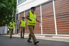 කපිල චන්ද්‍රසේන මිය ගිය නිවස ඉදිරිපිට පොලිස් නිලධාරීන් පිරිසක් 