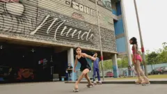 Alunas fazem patinação no pátio da Escola Estadual Parque dos Sonhos em Cubatão