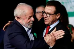 Lula e Luiz Marinho se abraçando