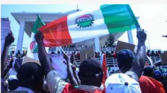 Awọn ọmọ ẹgbẹ oṣiṣẹ NLC pẹlu asia ẹgbẹ naa ti wọn gbe dani