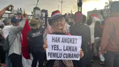 Diana, salah satu pengunjuk rasa yang mendesak agar DPR RI segera menggulirkan hak angket