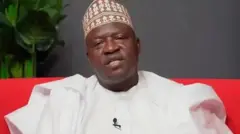 BBC Hawụsa kpọrọ Sinetọ Kawu Sumaila ka amara ma ọ bụ eziokwu na ndị Sinetọ na-erite otu nde naịra (N1,000,000) ka ụgwọ ọnwa dịka ụlọọrụ na-ahụ maka ịkwụ ndị ọrụ gọọmentị ụgwọ bụ Revenue Mobilization and Fiscal Commission (RMAFC) si wee kwuo. Lee ọsịsa ya