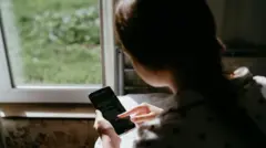 menina jovem usando celular