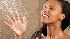 Mulher jovem tomando banho de chuveiro