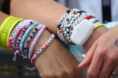Fãs usam pulseiras da amizade com nomes de músicas de Taylor Swift