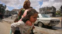 Umuryango uriko urahunga ibitero vya Israel I Rafah