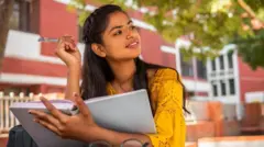 ஒருவர் படித்துக்கொண்டிருப்பது போன்ற ஒரு புகைப்படம் 