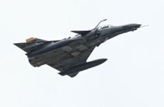 Avión de compate KFIR en cielo colombiano.