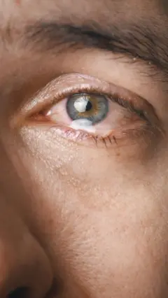 له اوښکو ډکه یوه سترګه