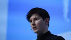 Pavel Durov, um homem brancoroleta verticalcabelos escuros, falaroleta verticalpalestra