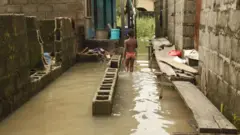 Aworan afihan ọmọde to n rin ninu omi