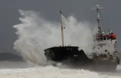 જૂહુના દરિયાકિનારે એમવી પાવિત 