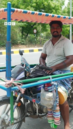 பைக்கில் தலைக்கு மேல் வைத்து கட்டில் வியாபாரம் செய்யும் கரூர் இளைஞர்