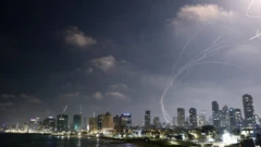 Proyectiles sobrevolando el cielo de Tel Aviv en la noche del viernes.