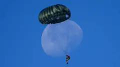 فرود چتربازان کشورهای عضو ناتو به مناسبت هشتادمین سالگرد نبرد آرنهم