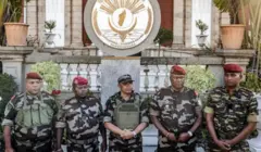 Koroneli Michael Randrianirina n'izindi ntwazangabo za  CAPSAT bahagaze imbere y'ikirimba c'umukuru w'igihugu ca Madagascar inyuma y'aho atangarije ko bafashe ubutegetsi 
