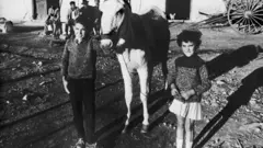 Dos niños en Palomares durante la desaparición de la bomba nuclear estadounidense