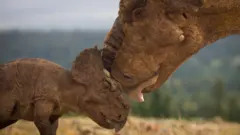 Uma imagem gerada por computador mostrando um bebê Paquirinossauro, recebendo carinho de dinossauro adulto