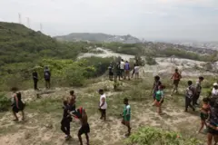 Moradores e familiares de desaparecidos na Serra da Misericórdia, que divide o Complexo da Penha e o do Alemão