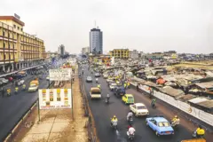 Cotonou, Bénin - 21 janvier 2002 : circulation dans une rue animée de la plus grande ville du Bénin, près du marché principal (marché Danktopa).