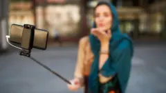  انفلوئنسرز خواتین کے ہارمونل مسائل کے حل کے لیے غیر تصدیق شدہ ٹیسٹ اور ادویات تجویز کر رہے ہیں