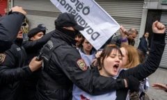 Mecidiyeköy'de buluşup Taksim'e yürümek isteyen gruplara polis hızla müdahale etti. Polis fotoğrafta, çoğu kadın göstericiyi slogan atarken susturmaya çalışıyor.