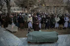 حضور نمازگزاران در مراسم تشییع جنازه یک شهروند چینی در کابل