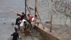 Grupo de jovens em uma cerca