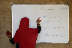 دا ورځ داسې حال کې لمانځل کېږي چې افغانستان کې له شپږم پورته ټولګي او پوهنتونونه د افغان نجونو پرمخ تړلي دي.