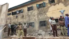 Foto of di fence wey fall for di Suleja prison