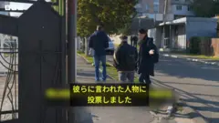 女性を取材するBBC特派員