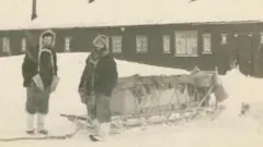 Hombres en la base de la isla Rey Jorge