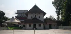 चेरामन जामा मस्जिद, जो स्थानीय स्थापत्य शैली को दर्शाती है, में कई मीनारें और गुंबद हैं जिन्हें दुनिया भर की मस्जिदों के प्रतीक माना जाता है.