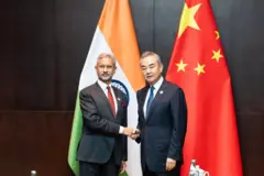 भारतीय विदेश मंत्री एस जयशंकर के साथ चीन के विदेश मंत्री वांग यी 