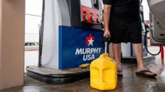 Uma pessoa abastece um galão de gasolina em um posto da rede Murphy's USA nesta segunda-feira, em Lockhart, Texas. 