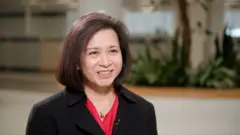 Rose Castanares sorrindo