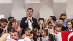 Ekrem İmamoğlu ve çocuklar.