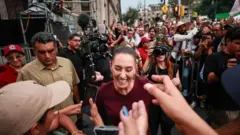 Presidente do México Claudia Sheinbaum anda nas ruas junto a uma multidão