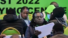 Abashinzwe amatora bamaze iminsi bareba niba amajwi yo ku ikoranabuhanga n'ayo ku mpapuro bihura