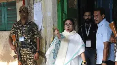 पश्चिम बंगाल की मुख्यमंत्री ममता बनर्जी 29 अप्रैल 2026 को कोलकाता के भवानीपुर स्थित मित्रा इंस्टीट्यूशन में मतदान करने के बाद पोलिंग स्टेशन से बाहर निकलते हुए 