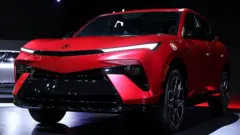 Auto Honda de color rojo.