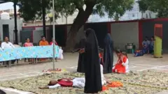 ভাবনগরের ওই স্কুলের অনুষ্ঠানের যে নাটককে ঘিরে বিতর্ক, তার দৃশ্য।  